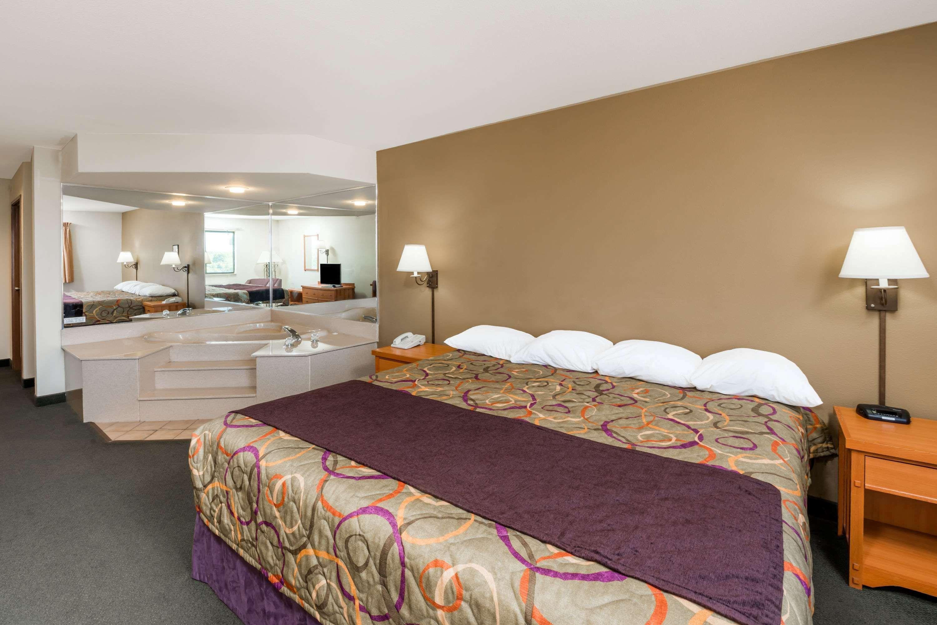 Super 8 By Wyndham Columbia East Hotel Bagian luar foto