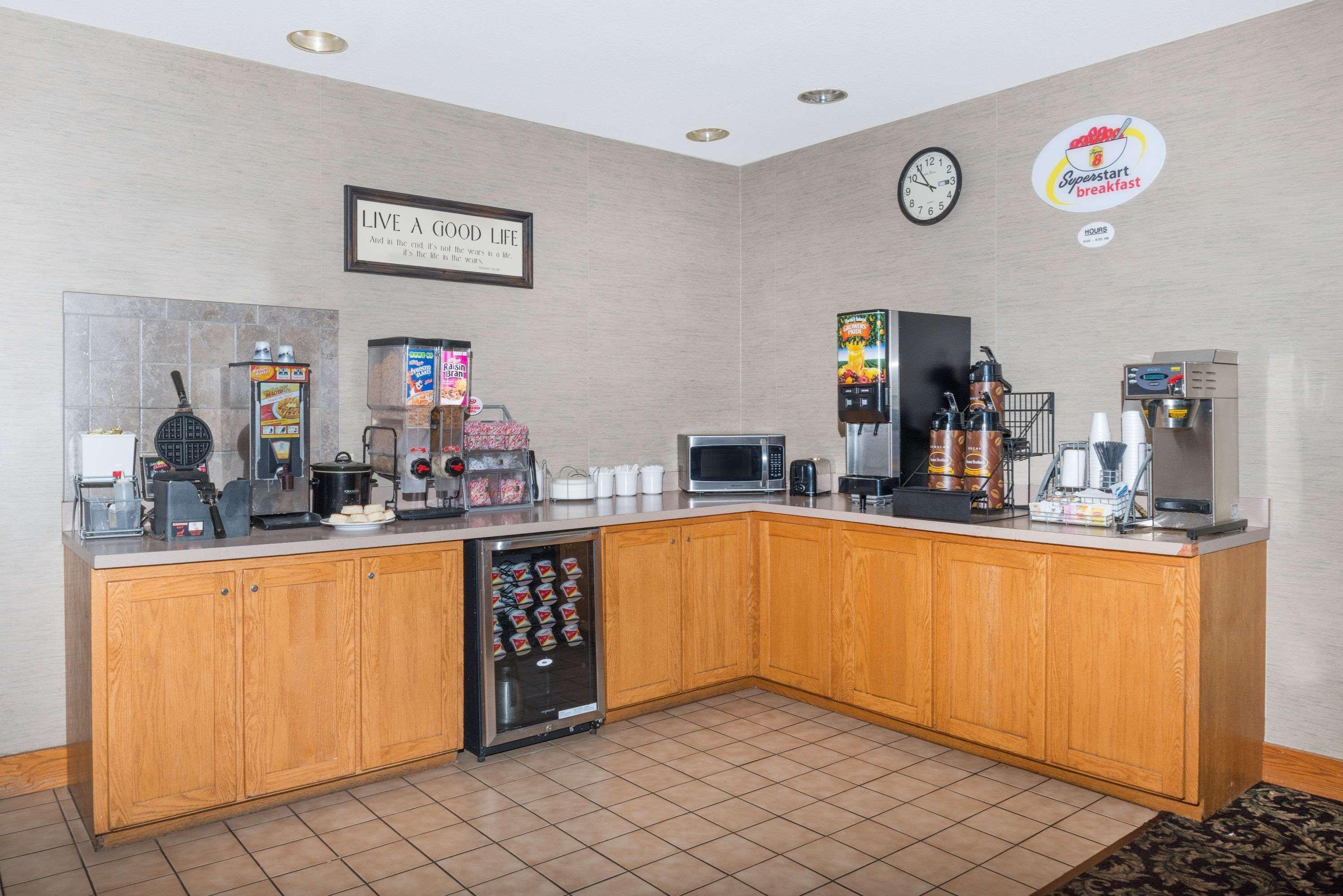 Super 8 By Wyndham Columbia East Hotel Bagian luar foto
