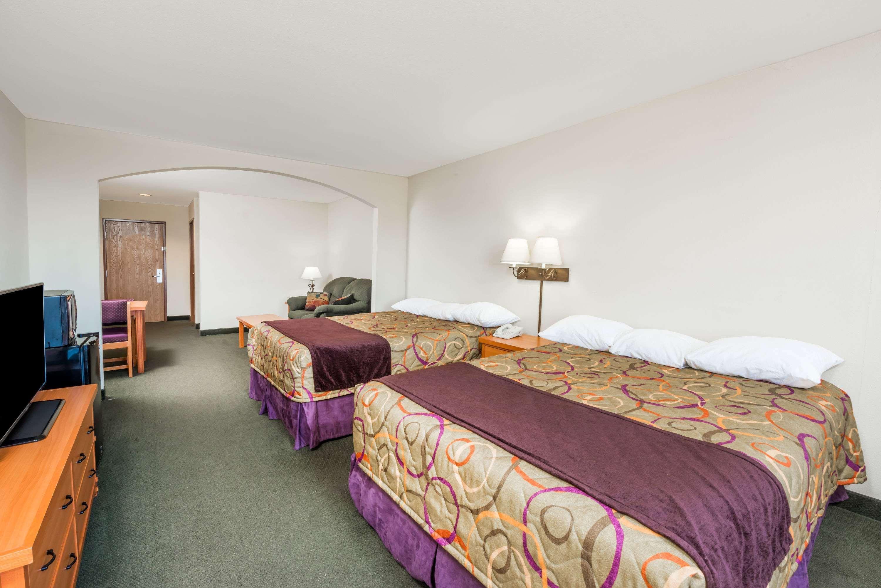 Super 8 By Wyndham Columbia East Hotel Bagian luar foto